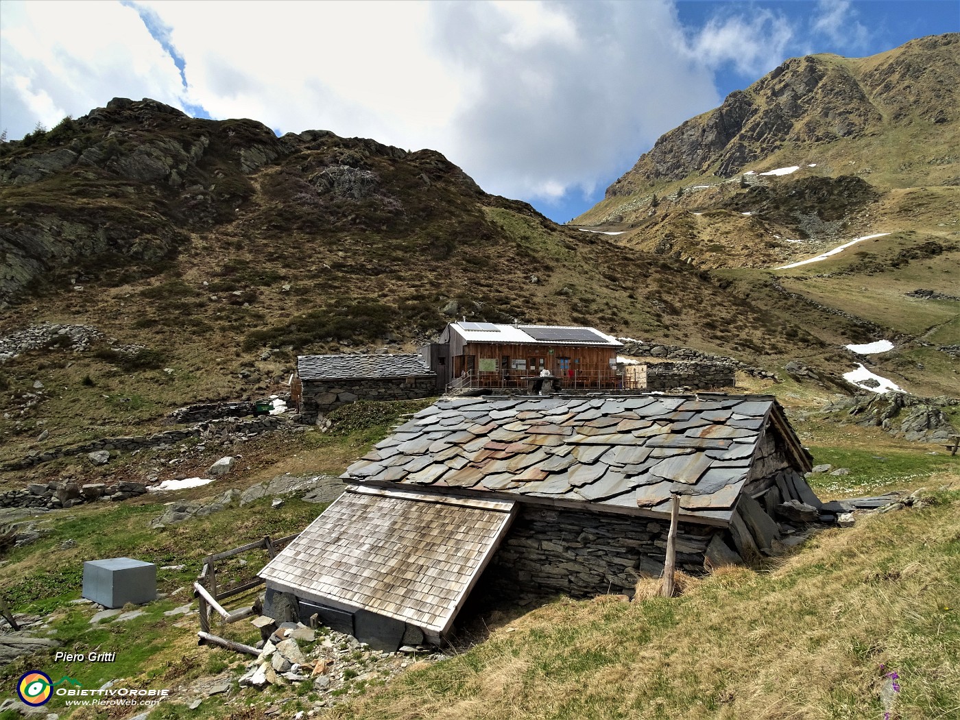 83 Baita Laghetti (1963 m) accanto e poco sotto il Rif. Balicco.JPG
